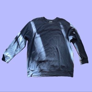 Selling an AE crew neck sweater in size L.